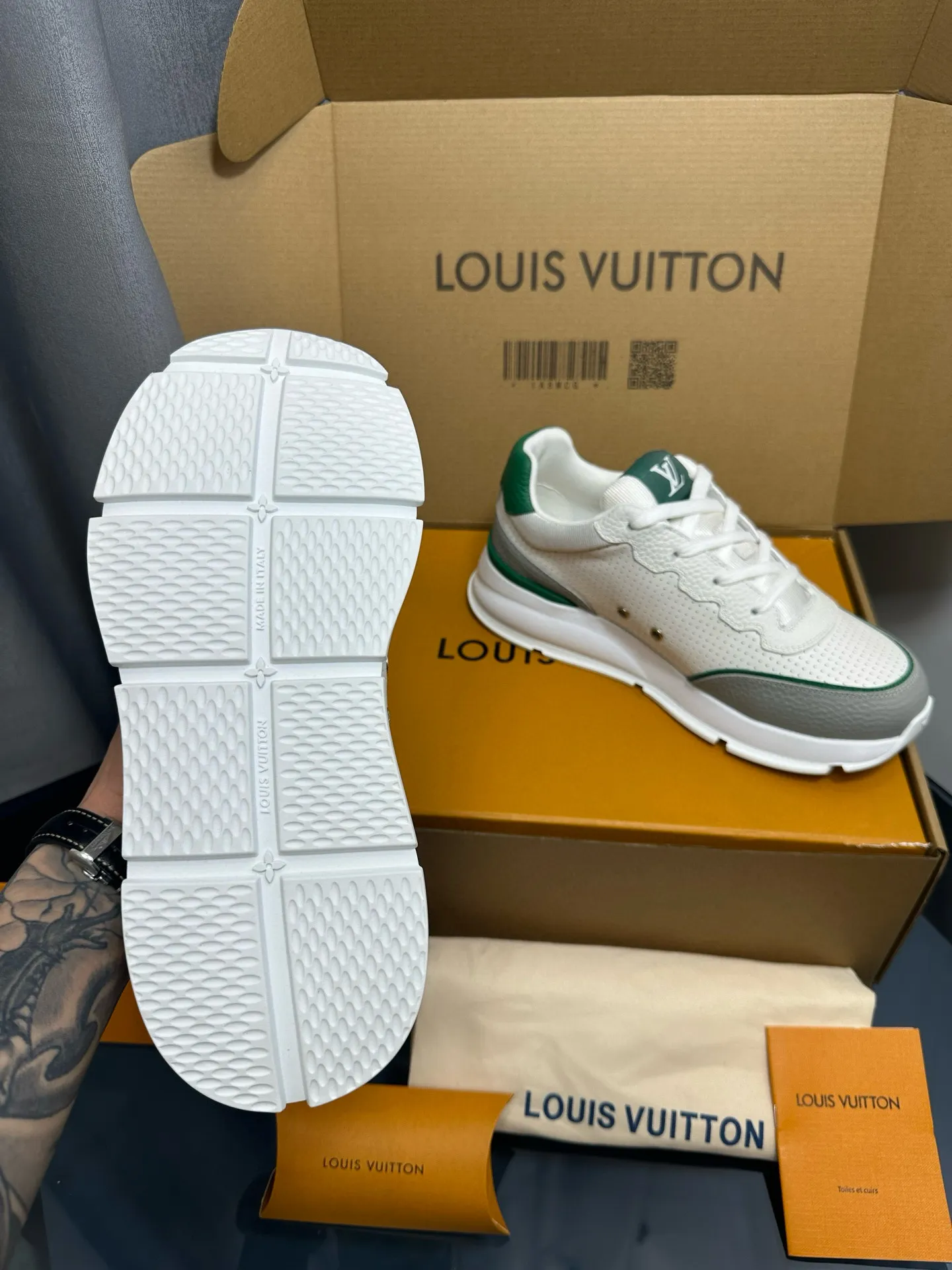Factory price: 700💰🌈LV | Louis Vuitton 2025𝐬𝐬 🧡💚2025 spring and summer new style top version‼ ️The original version is the same. The counter focuses on the latest casual shoes and new hard goods🆕 ❥Purchasing agent level! Full of high-end feel! A popular model among bloggers at home and abroad, it’s retro and fashionable, and looks stunning on your feet! Wear a lot of happiness! The official website's main recommendation★ ━━━━━ ЅᏇєєt ━━━━━ ▪️Upper: Original custom-made imported calfskin fabric ▪️Inner: breathable gauze imported from Italy ▪️Outsole: rubber foam ➕t men's men's shoes 💰u high-end outsole ▪️Color: nine colors available ▪️Shoe size: 35-44, (45, 46 customized)